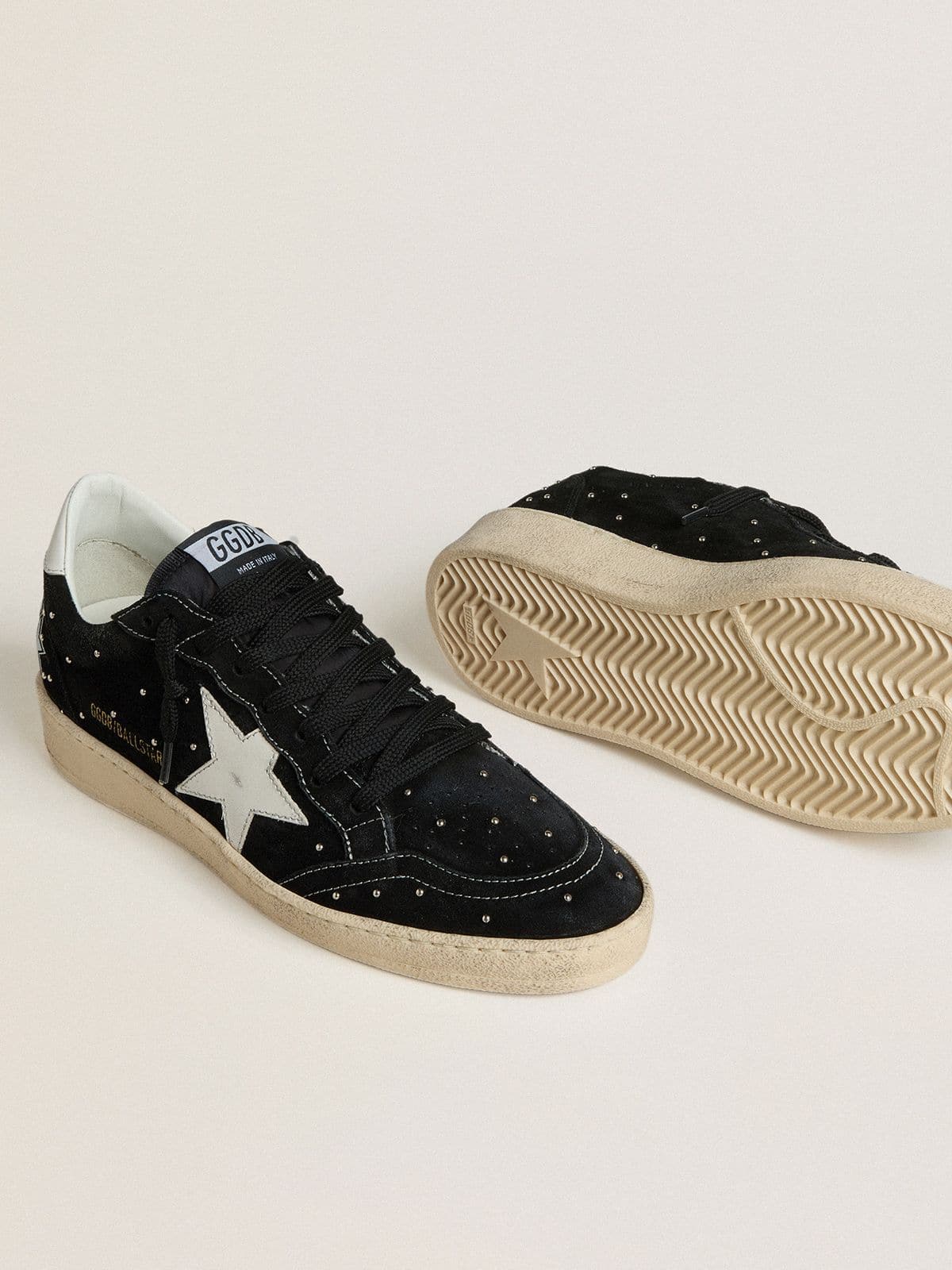 Golden Goose - Ball Star Donna in suede nero con borchie e stella in pelle bianca in 