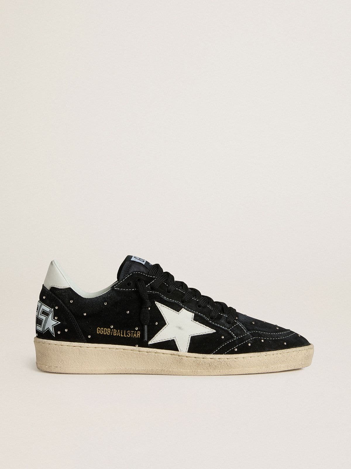 Golden Goose - Ball Star Donna in suede nero con borchie e stella in pelle bianca in 