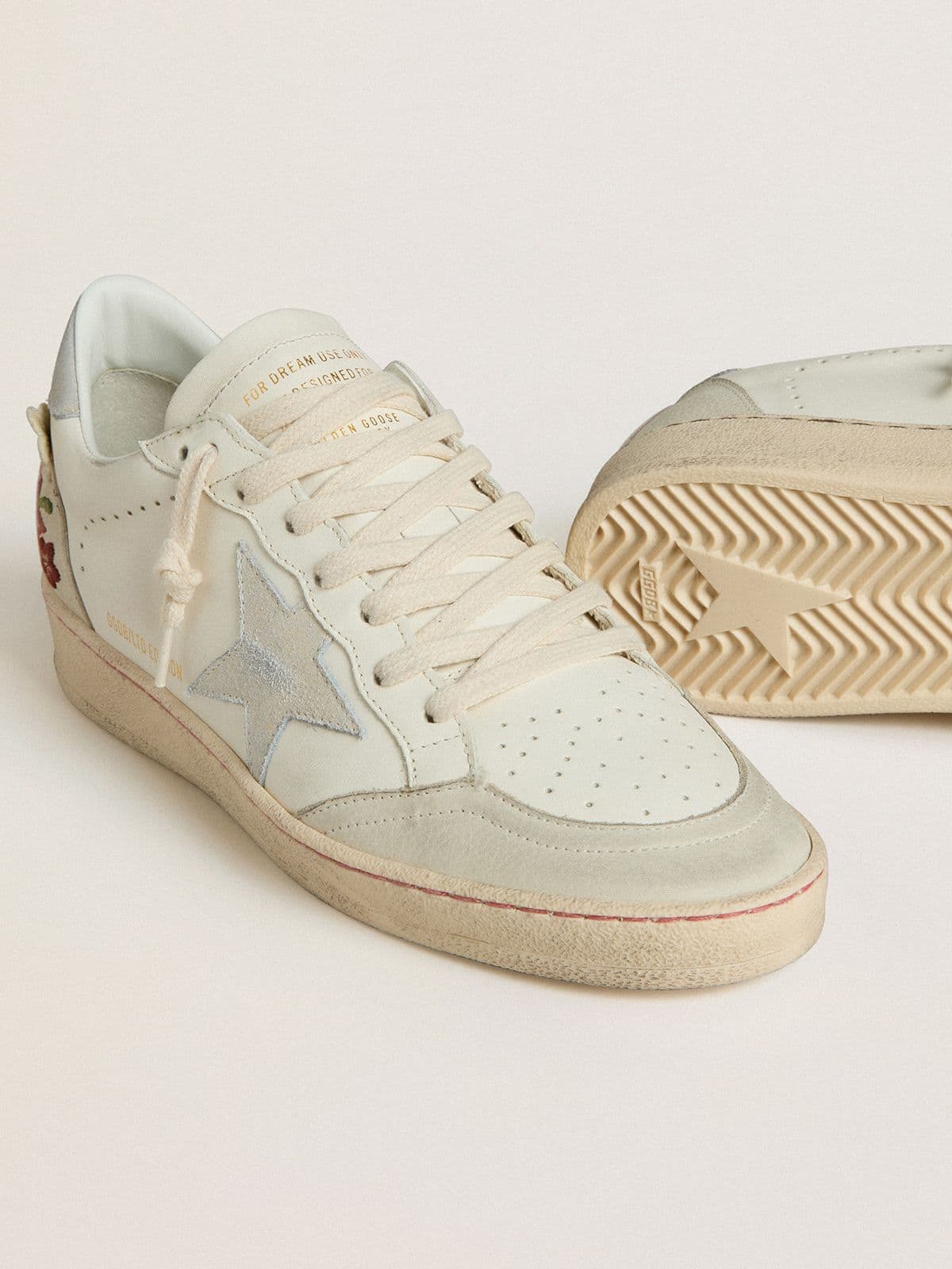 Golden Goose - 여성 플래티넘 스웨이드 스타 & 멀티컬러 플로럴 자수 레더 볼스타 in 