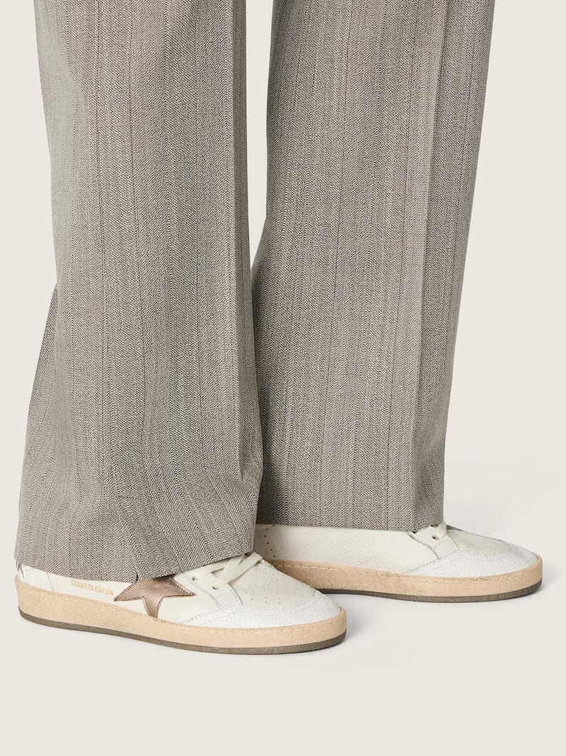 Golden Goose - Ball Star Wishes Damen aus wei&szlig;em Leder mit bronzefarbenem Metallic-Lederstern in 