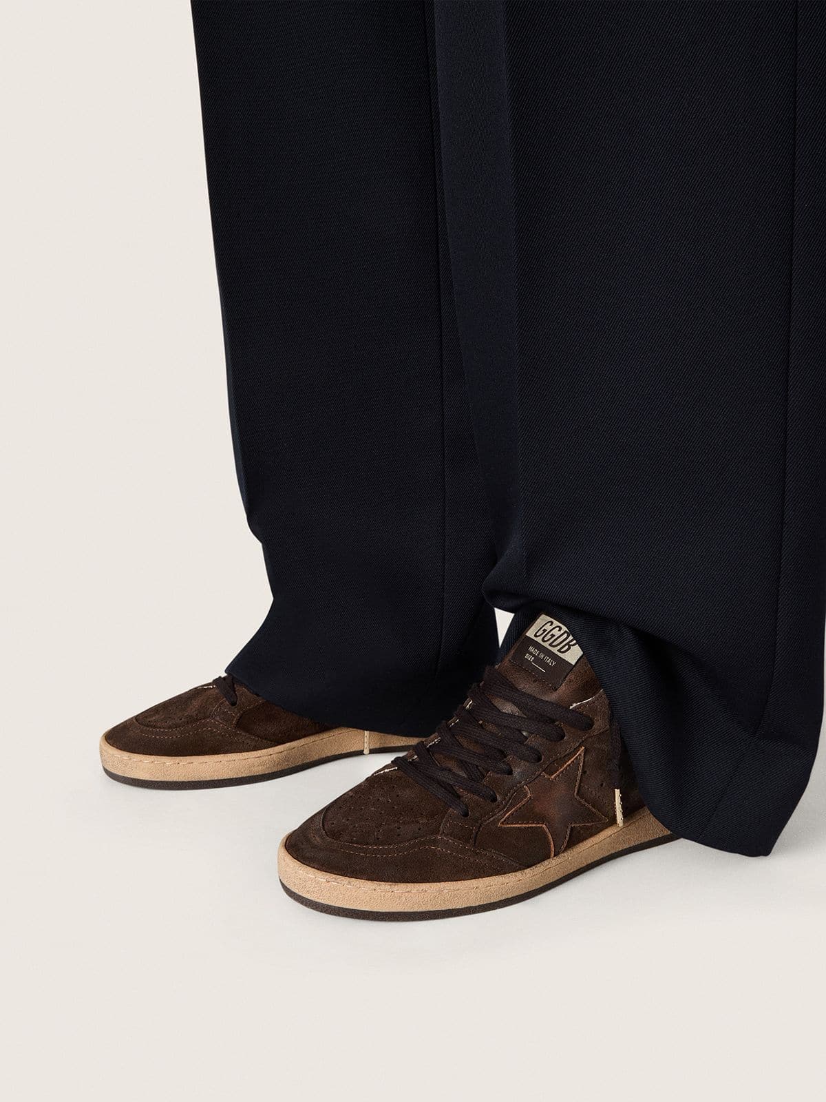 Golden Goose - Ball Star Feminino de suede marrom com estrela e tal&atilde;o de couro marrom in 