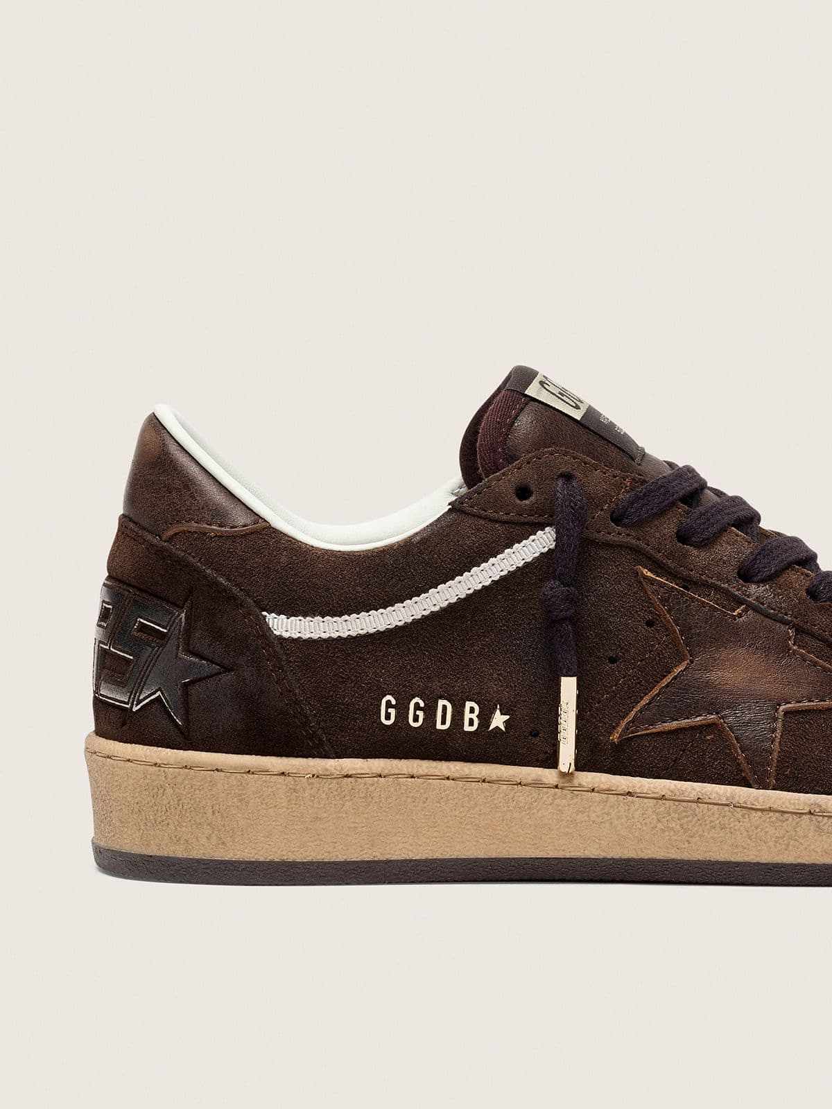 Golden Goose - Ball Star Feminino de suede marrom com estrela e tal&atilde;o de couro marrom in 