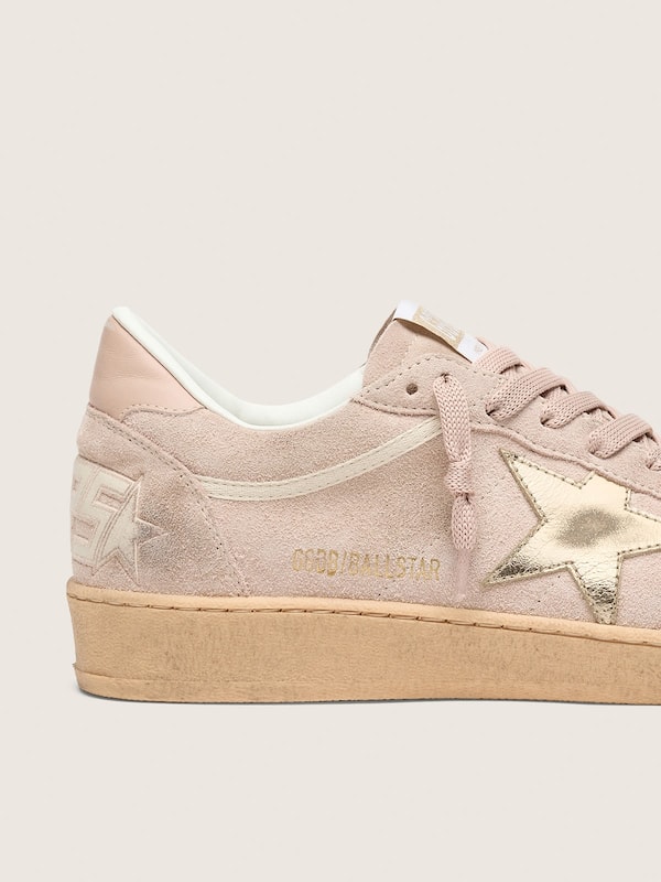 Golden Goose - Ball Star Damen aus puderrosa Rauleder mit goldfarbenem Metallic-Stern in 