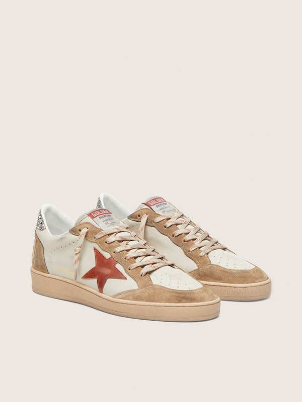 Ball Star de mujer de piel crema con estrella de piel ladrillo y aplicaciones de ante