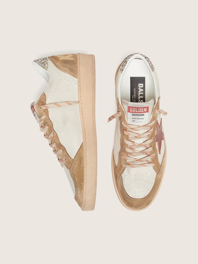 Golden Goose - Ball Star Damen aus cremefarbenem Leder mit ziegelrotem Lederstern und Rauledereins&auml;tzen in 