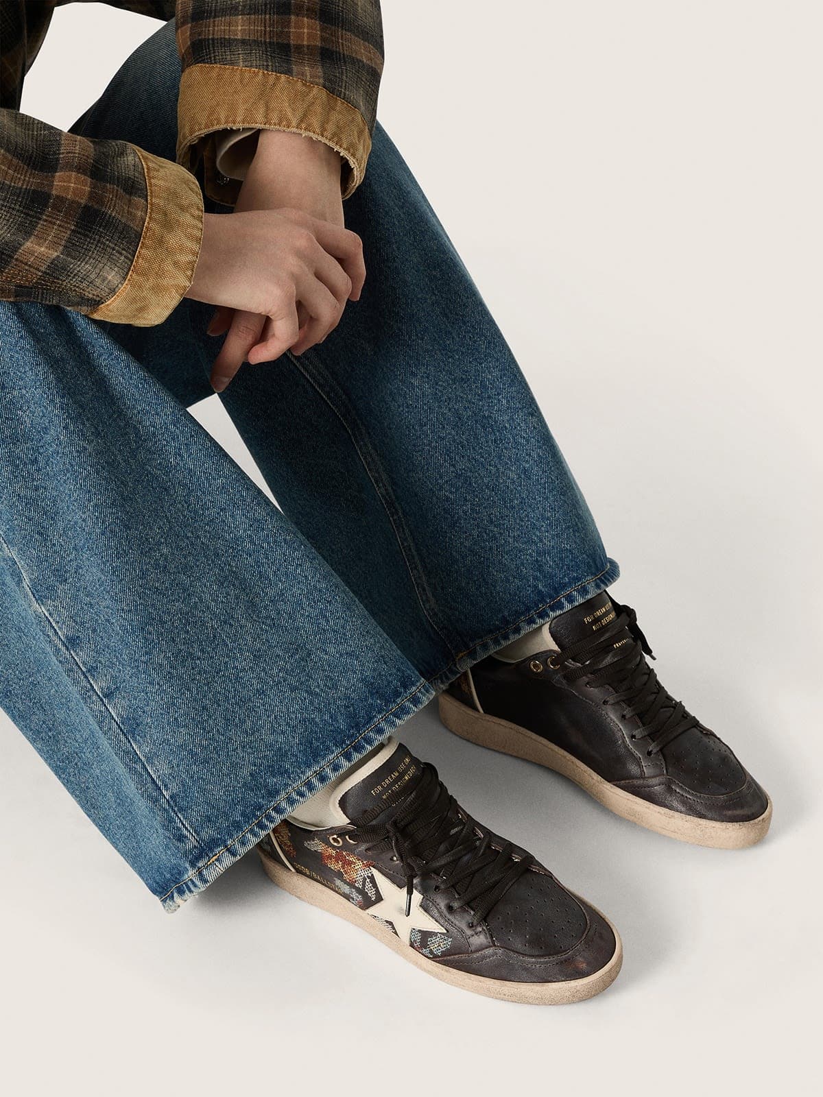 Golden Goose - Ball Star LTD donna in nappa ebano con stella bianca con ricamo multicolor in 