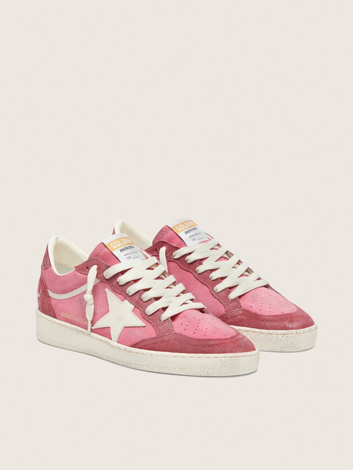 Golden Goose - Ball Star LTD donna in suede rosa con stella in pelle crema e inserti in suede rosso in 