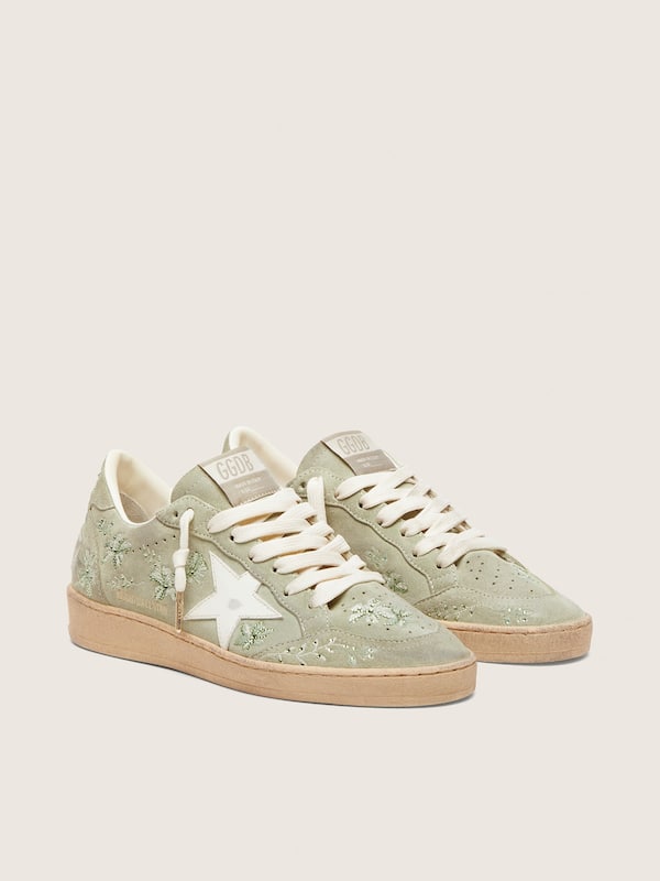 Ball Star femme en cuir velours vert sauge avec &eacute;toile en cuir blanc, broderie florale et Swarovski ton sur ton