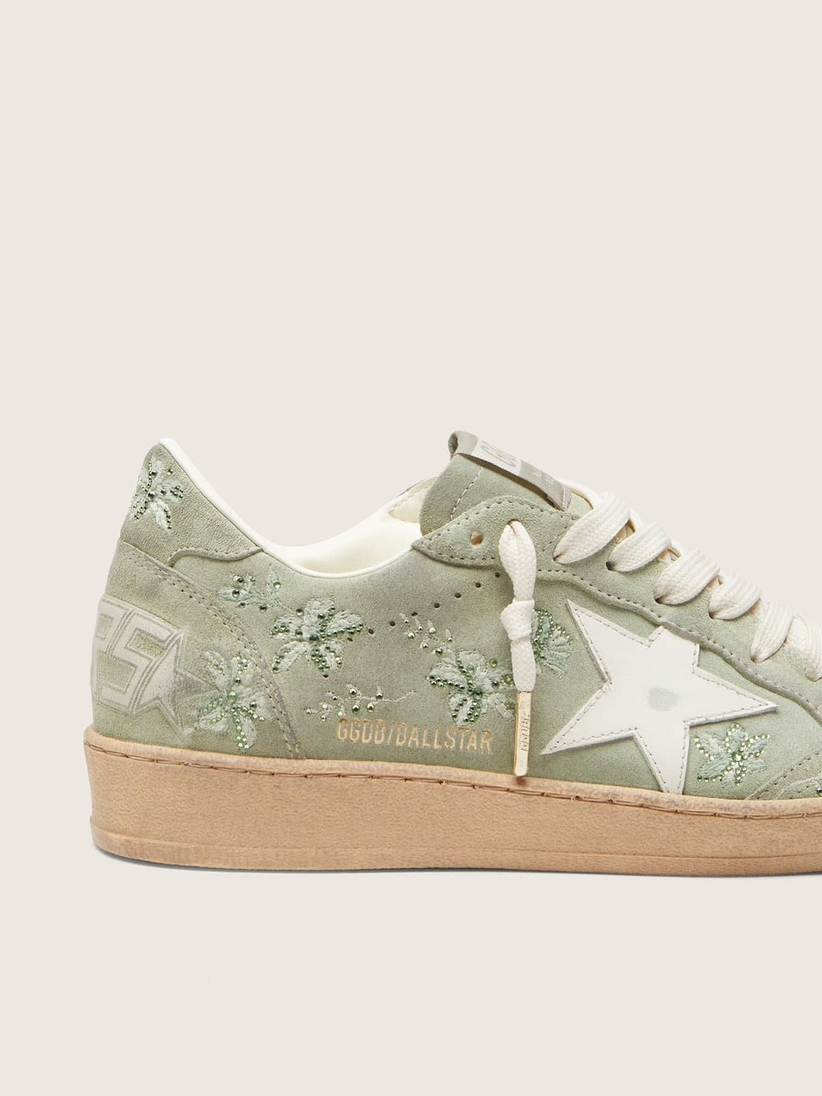 Golden Goose - Ball Star femme en cuir velours vert sauge avec &eacute;toile en cuir blanc, broderie florale et Swarovski ton sur ton in 