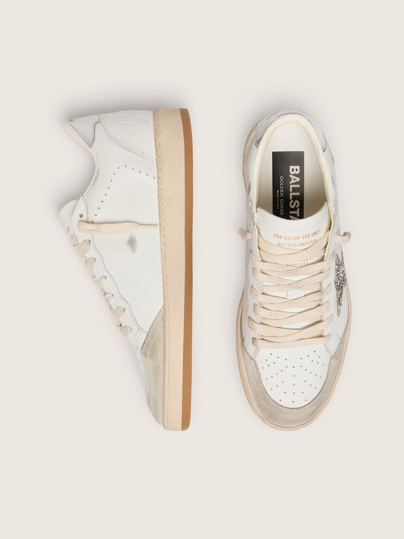 Golden Goose - Ball Star Damen aus wei&szlig;em Leder mit platinfarbenem Glitzerstern in 