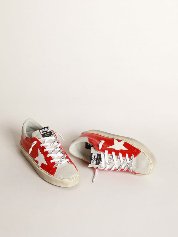 Golden Goose - Sneaker Hi Star aus rotem Lackleder mit weißem Lederstern und Rauleder in Dirty-White an der Fersenpartie in 