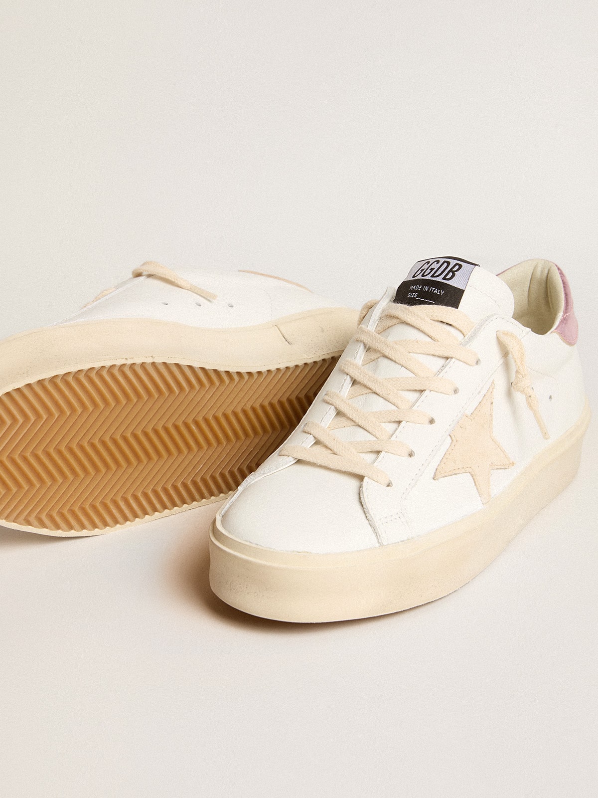 Golden Goose - Hi Star Feminino LTD com estrela de suede pérola e talão de couro metálico in 