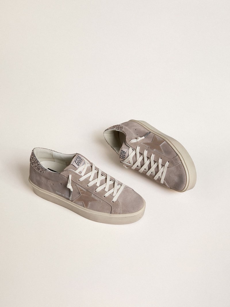 Golden Goose - Women&rsquo;s Hi Star sneakers in beige suede with laminated leather star and glitter heel tab in 