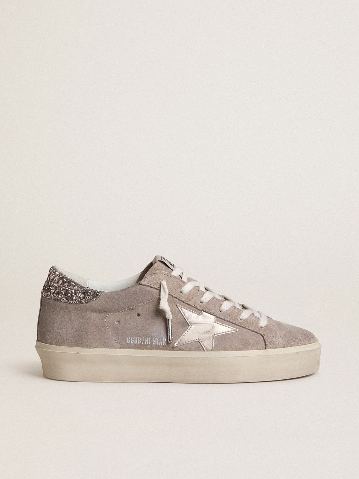 Golden Goose - Hi Star Donna in suede beige con stella in pelle laminata e talloncino in glitter in 