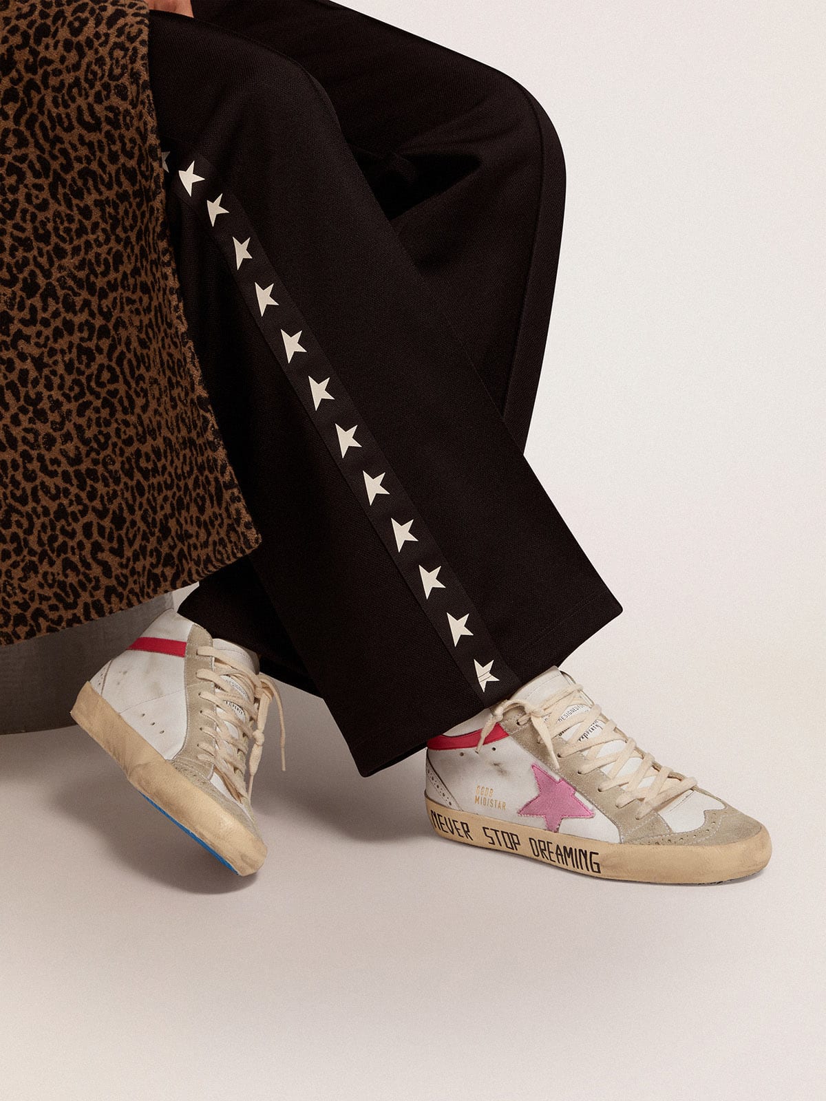 Golden Goose - Mid Star sneakers in white leather with pink star and black lettering   in 