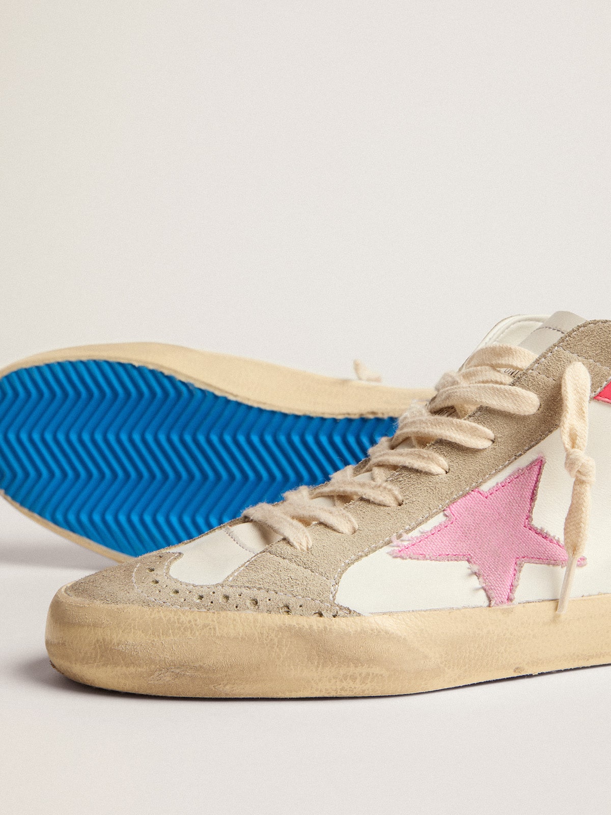 Golden Goose - Mid Star sneakers in white leather with pink star and black lettering   in 