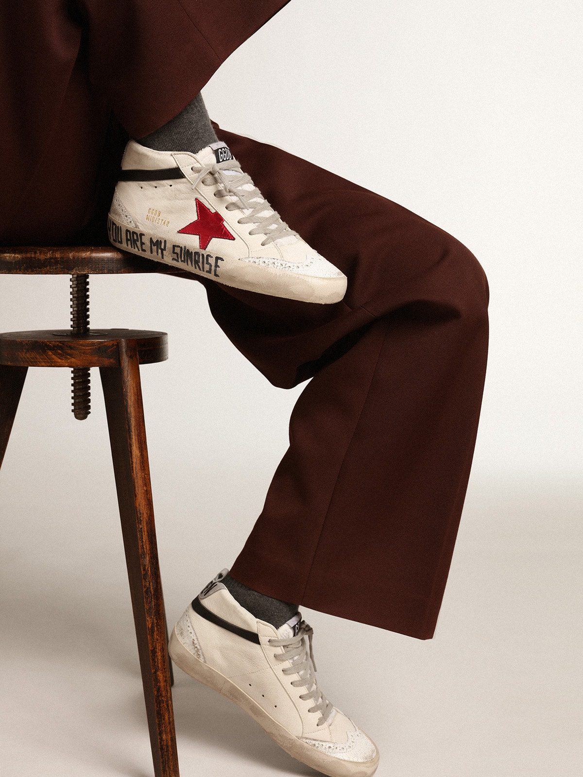 Golden Goose - Mid Star mit Stern aus rosa Metallic-Leder und schwarzem Komma in 