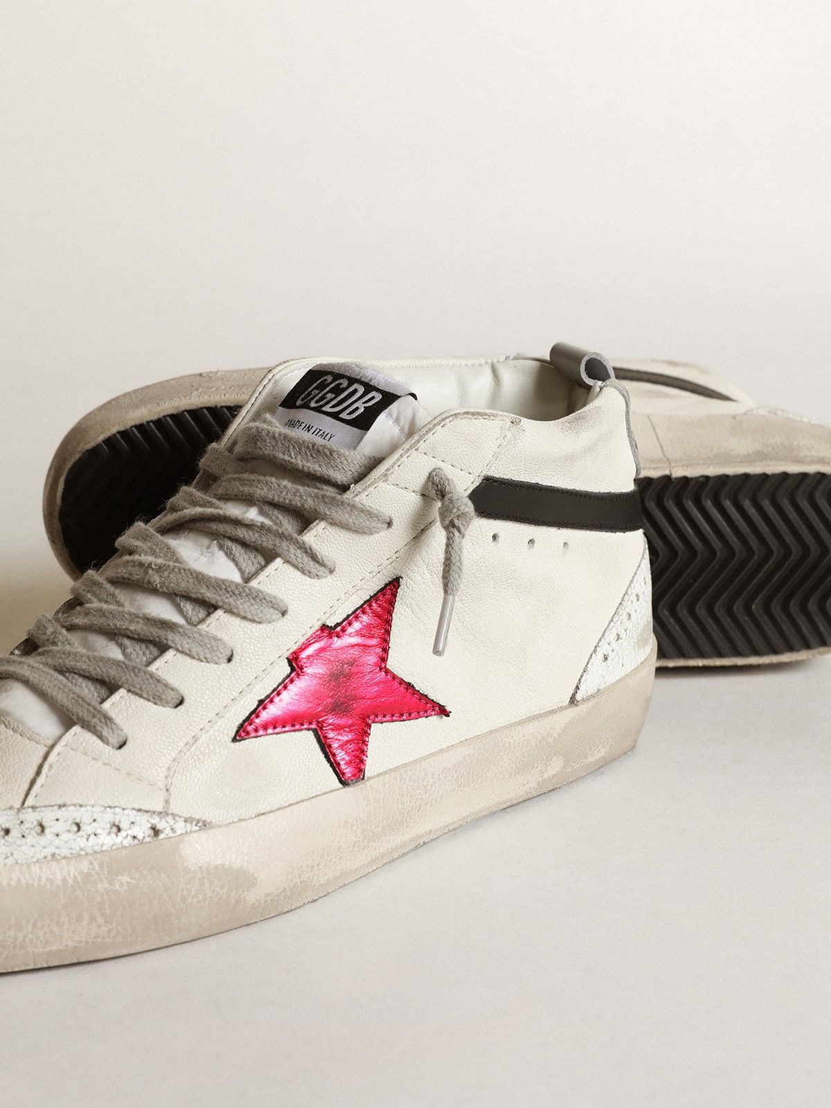 Golden Goose - Mid Star mit Stern aus rosa Metallic-Leder und schwarzem Komma in 