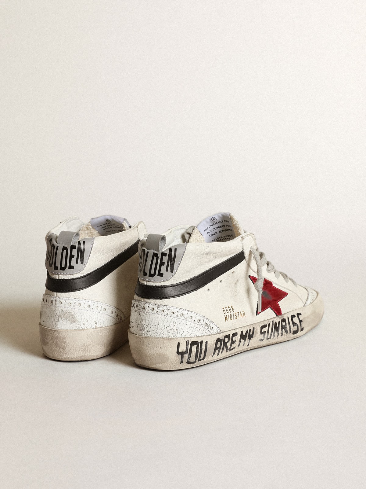 Golden Goose - Mid Star con estrella de piel laminada rosa y «coma» negra in 