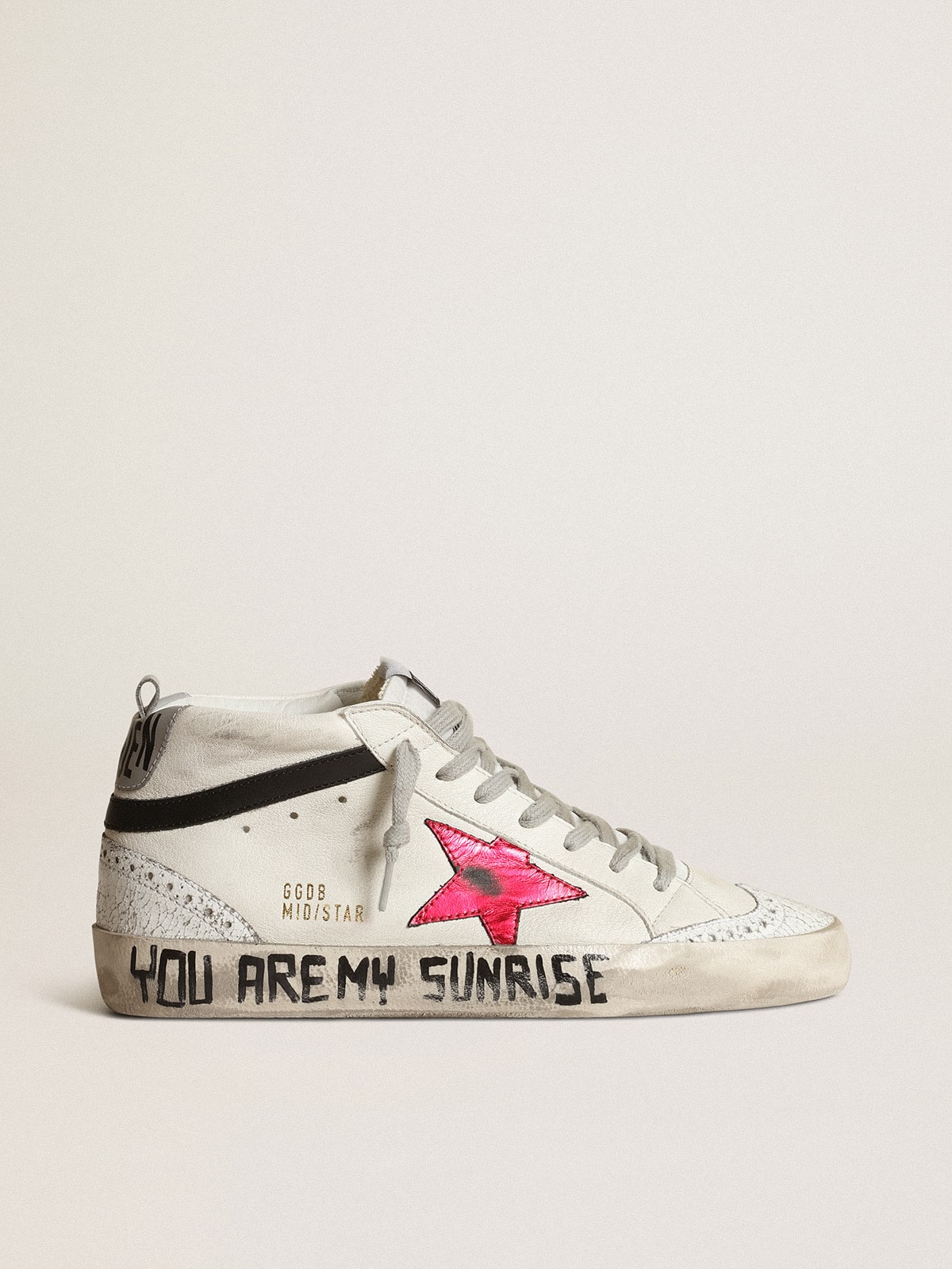 Golden Goose - Mid Star con stella in pelle laminata rosa e virgola nera in 