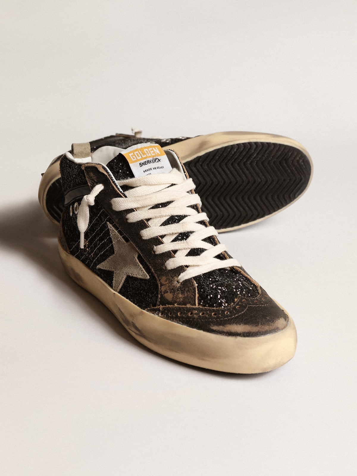 Golden Goose - Mid Star de mujer con purpurina negra con estrella y refuerzo del talón de ante gris paloma in 