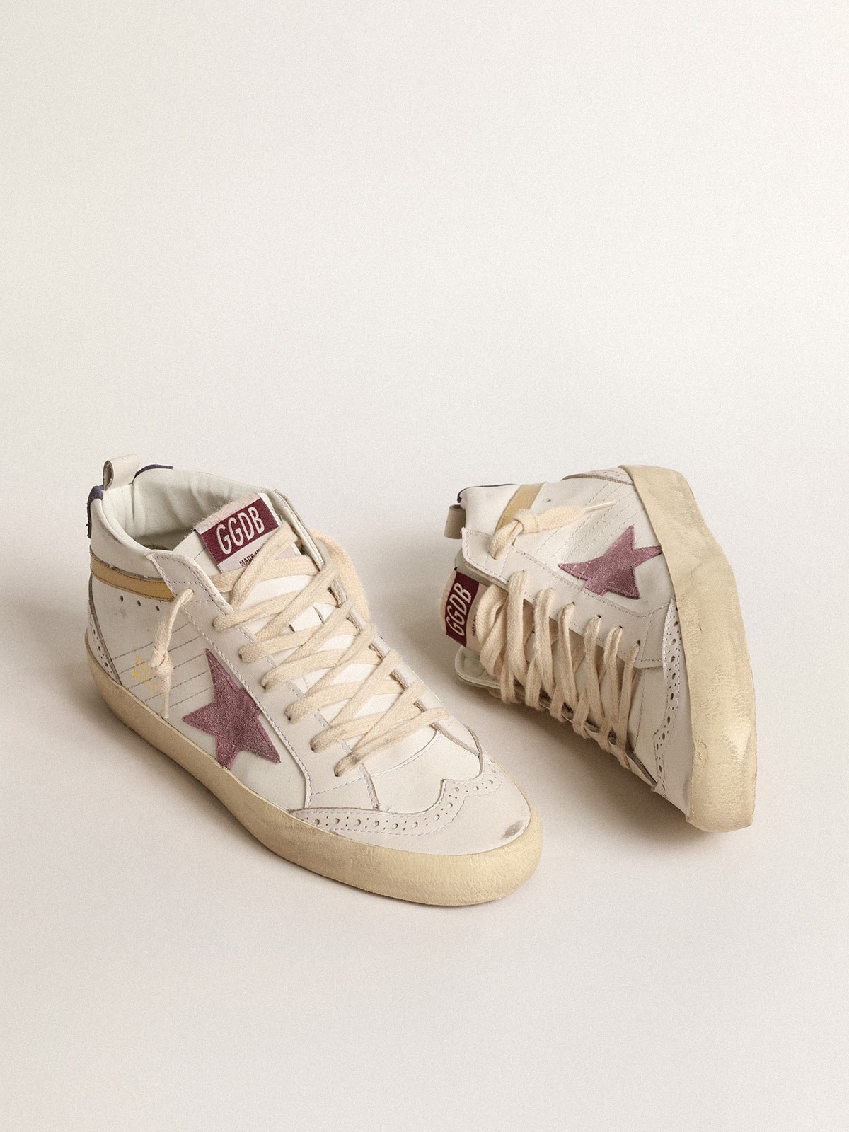 Golden Goose - Mid Star mit rosa Raulederstern und Komma aus goldenem Metallic-Leder  in 