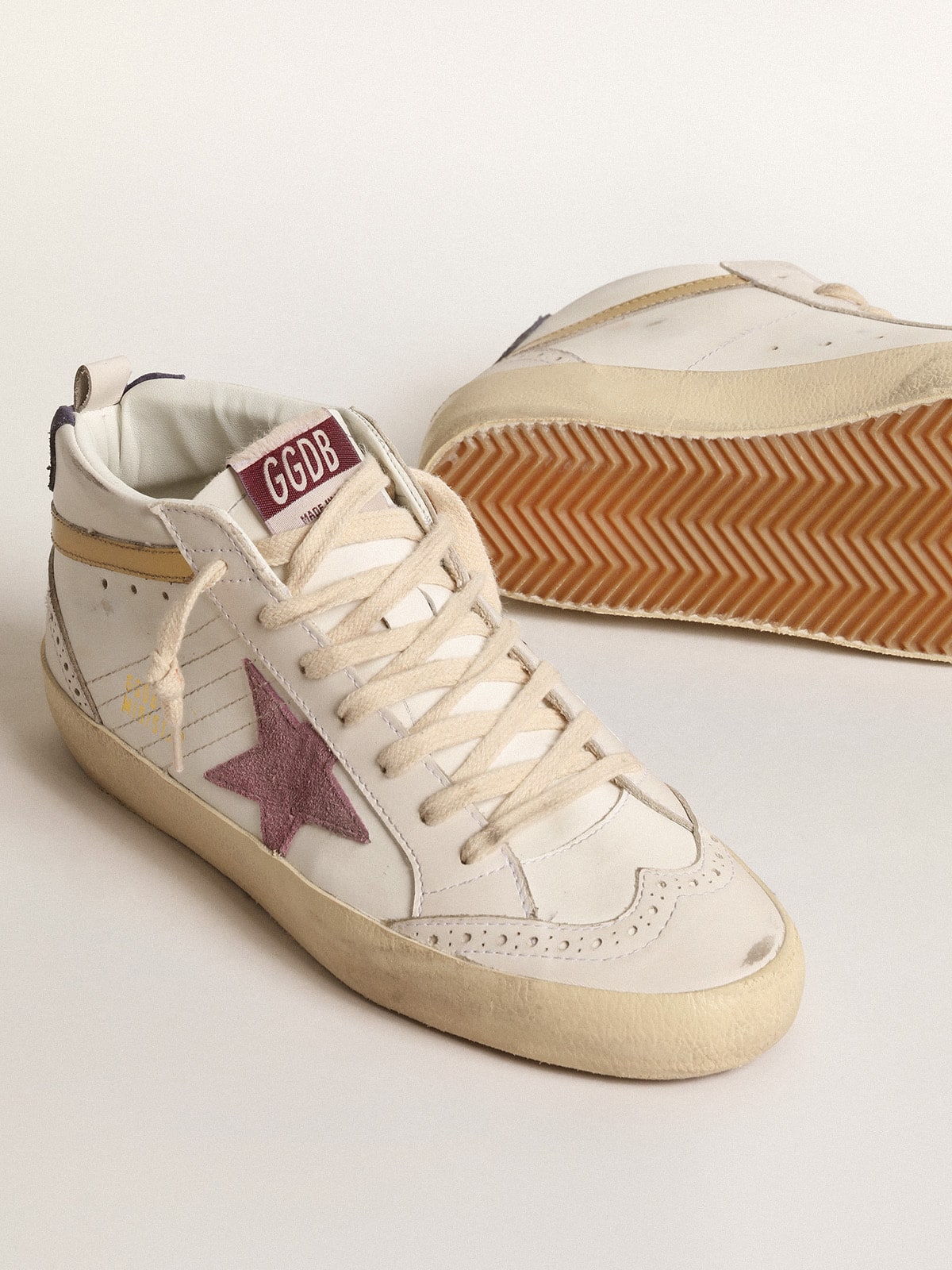 Golden Goose - Mid Star mit rosa Raulederstern und Komma aus goldenem Metallic-Leder  in 