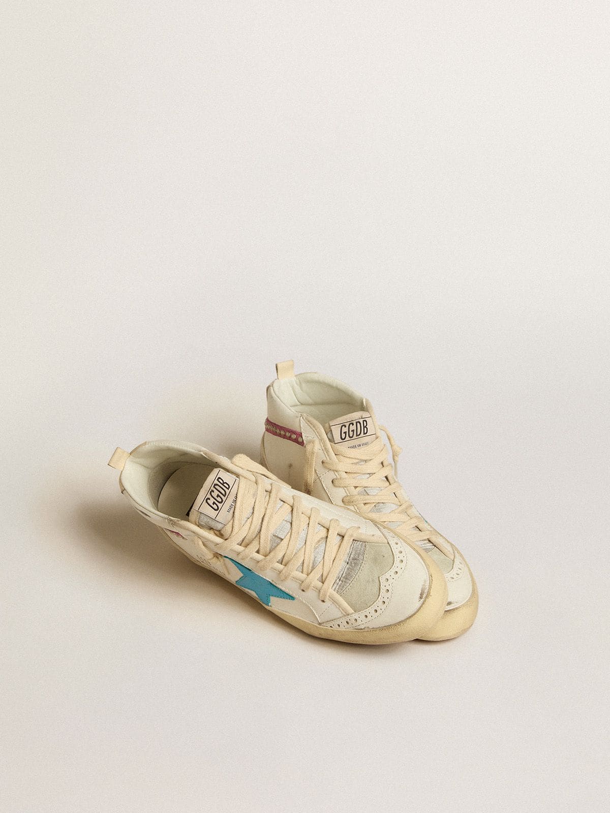 Golden Goose - Mid Star Damen aus Leder mit azurblauem Stern und Komma aus fuchsiafarbenem Rauleder mit platinfarbenen Nieten in 