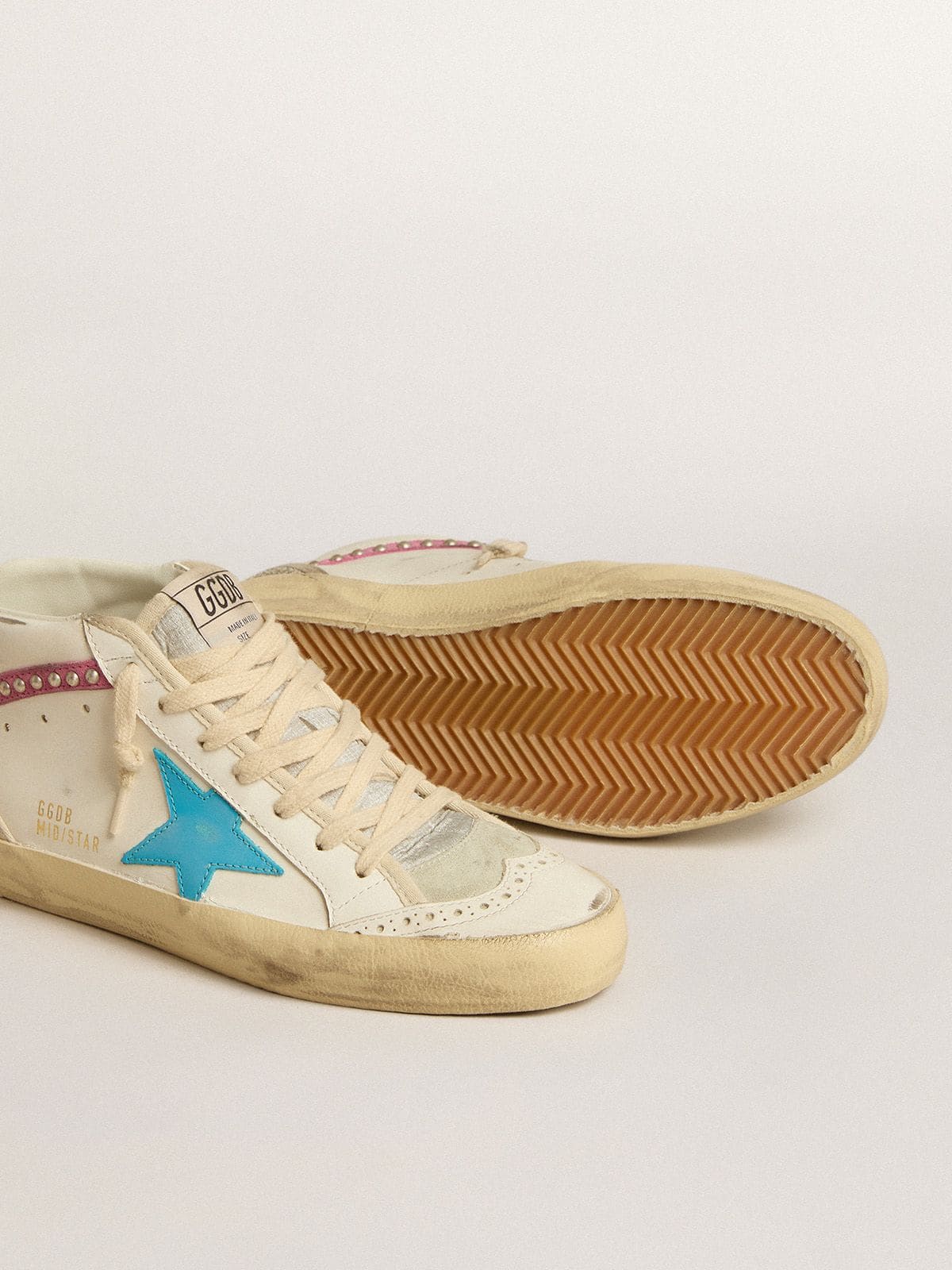 Golden Goose - Mid Star Damen aus Leder mit azurblauem Stern und Komma aus fuchsiafarbenem Rauleder mit platinfarbenen Nieten in 