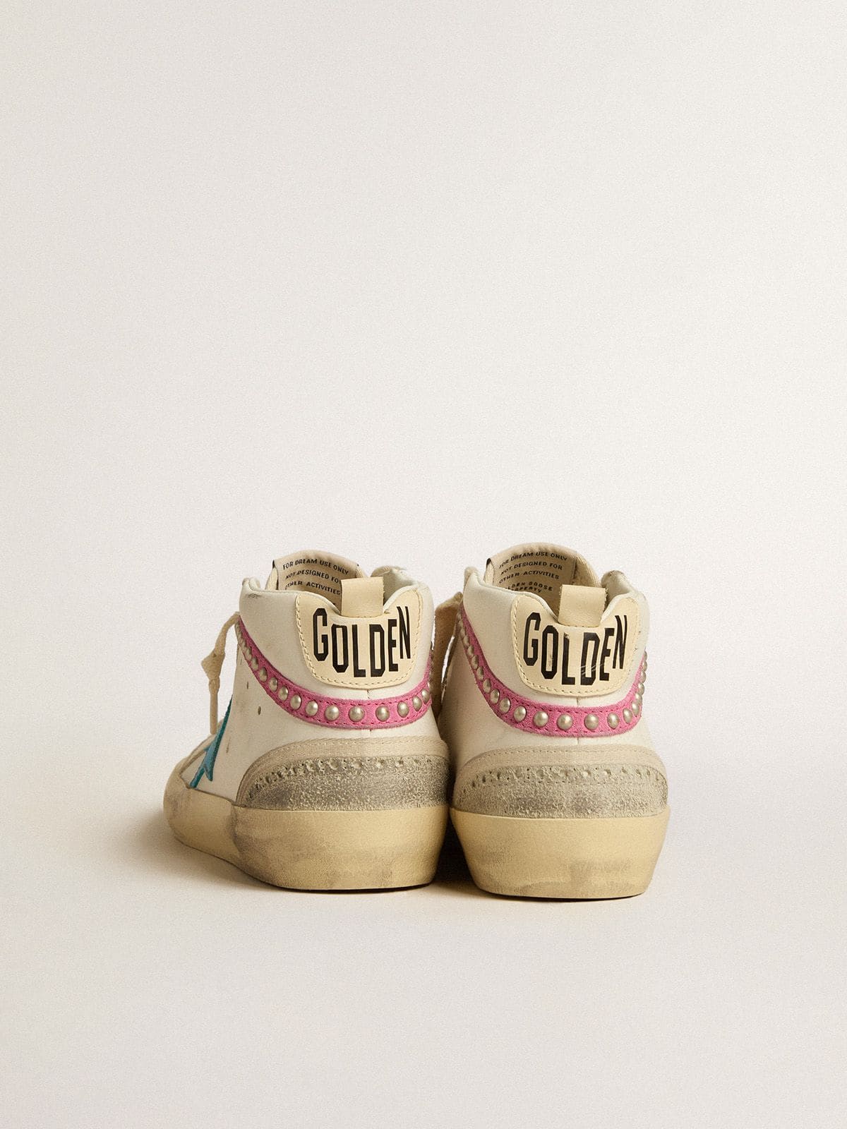 Golden Goose - Mid Star Damen aus Leder mit azurblauem Stern und Komma aus fuchsiafarbenem Rauleder mit platinfarbenen Nieten in 