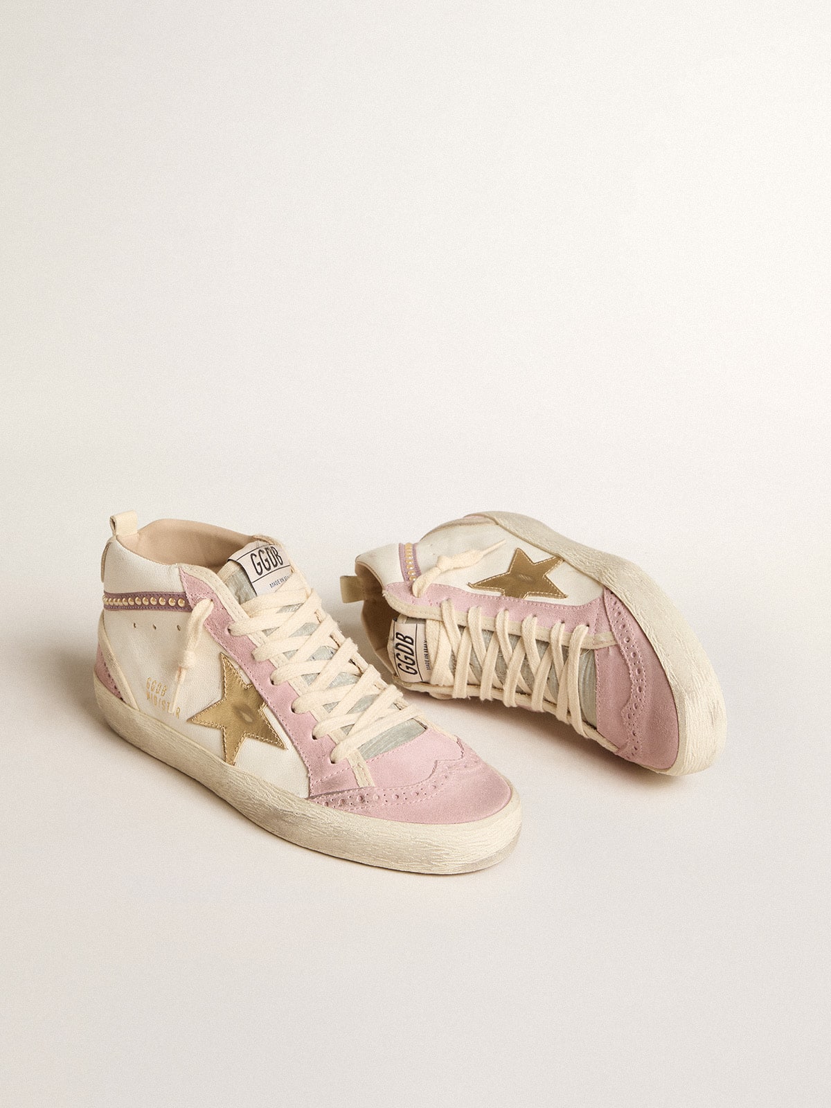 Golden Goose - Mid Star avec étoile en cuir doré et virgule en daim rose avec perles in 