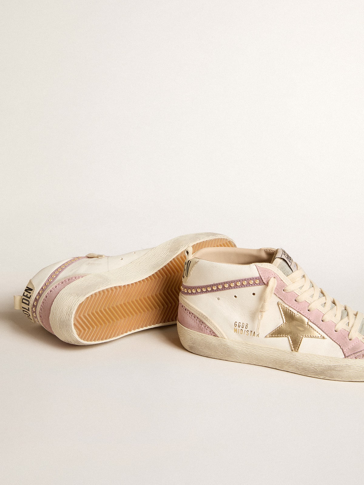 Golden Goose - Mid Star avec étoile en cuir doré et virgule en daim rose avec perles in 