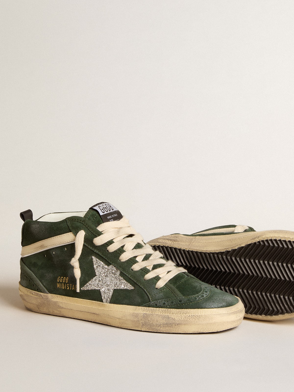 Golden Goose - Mid Star en daim vert avec étoile à paillettes argentées et virgule en cuir in 