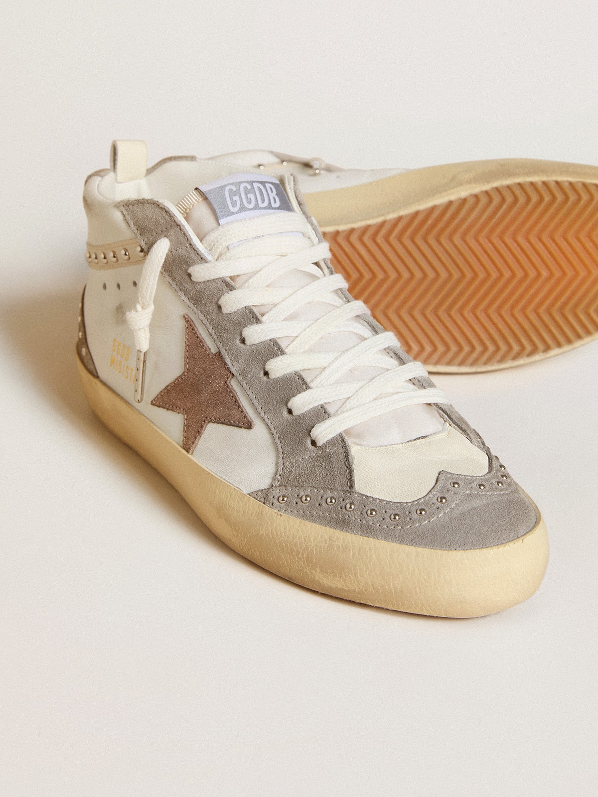 【送料&関税込】Golden  Mid Star In Leather And Suede W Women's Mid Star in black leather with silver metallic