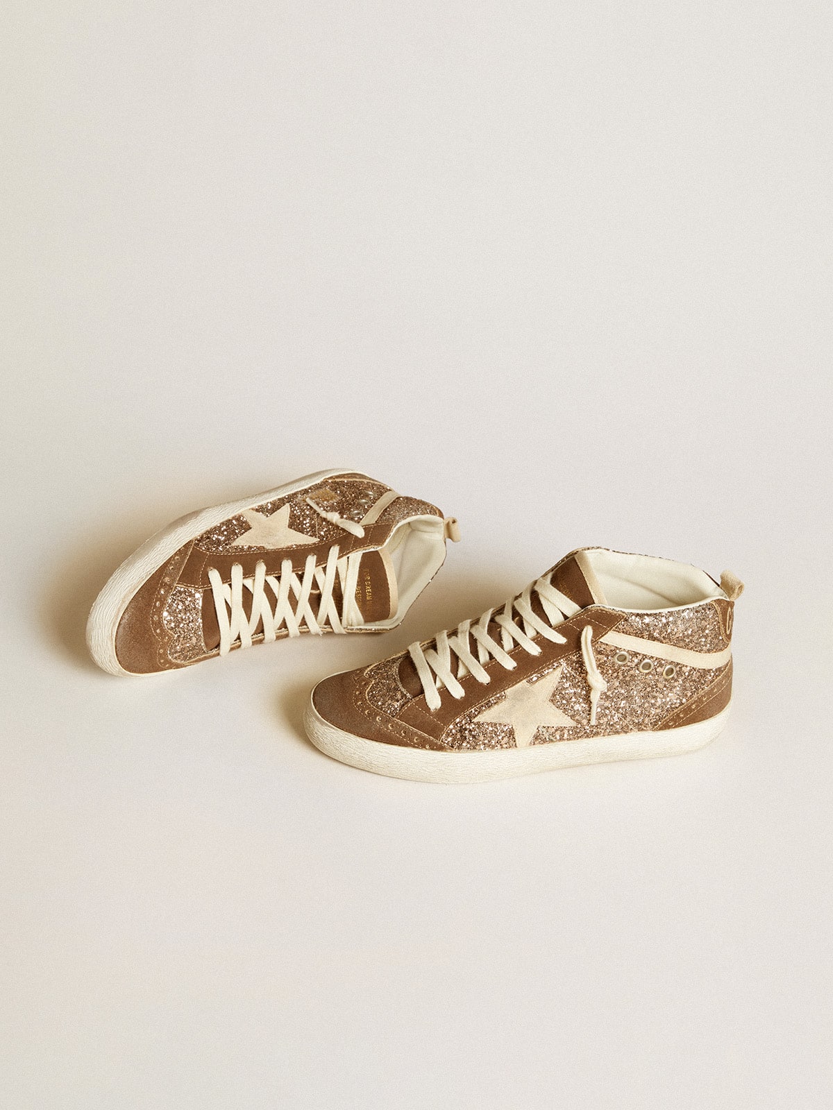 Golden Goose - Mid Star à paillettes avec étoile en daim blanc perlé et empiècements en daim marron in 