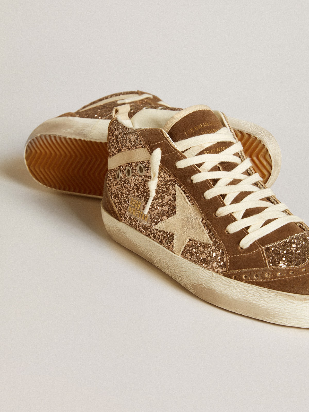 Golden Goose - Mid Star à paillettes avec étoile en daim blanc perlé et empiècements en daim marron in 