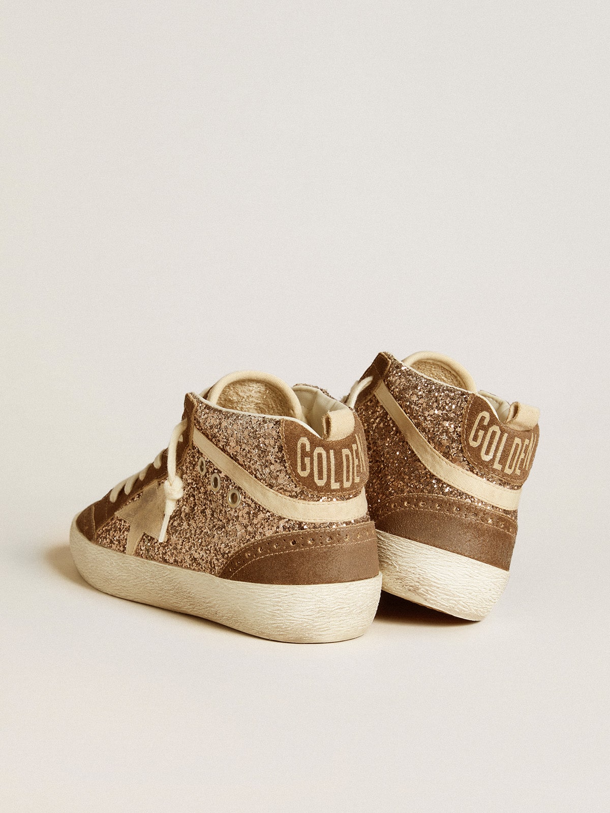 Golden Goose - Mid Star à paillettes avec étoile en daim blanc perlé et empiècements en daim marron in 