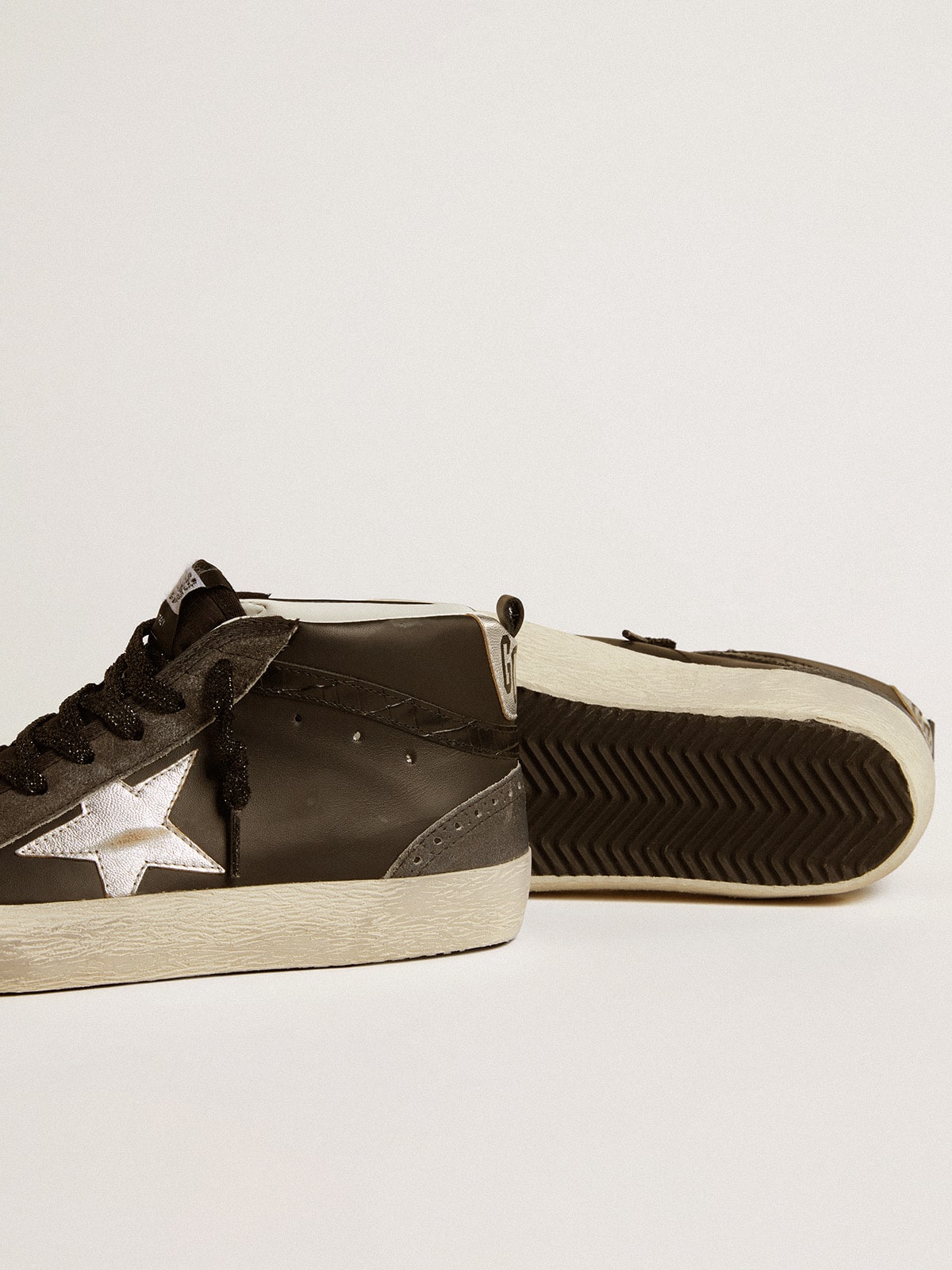 Golden Goose - Mid Star pour femme en cuir noir avec étoile en cuir lamé argenté in 