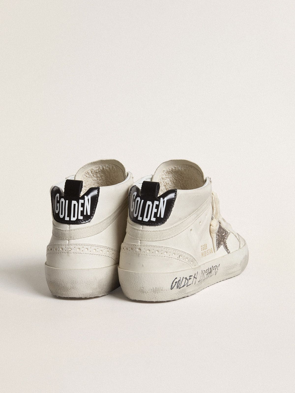 Golden Goose - Mid Star mit silbernem Glitzerstern und Ferse mit schwarzer Beschichtung in 