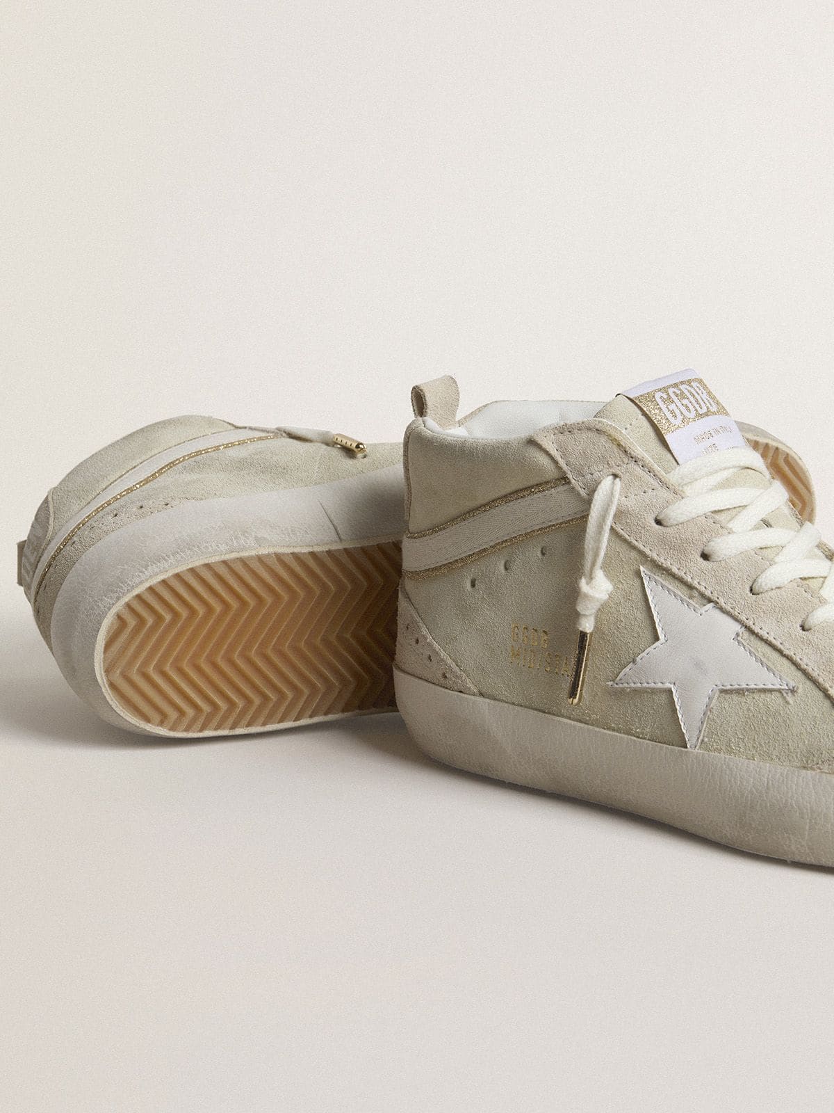 Golden Goose - Mid Star aus hellgrauem Rauleder mit weißem Lederstern  in 