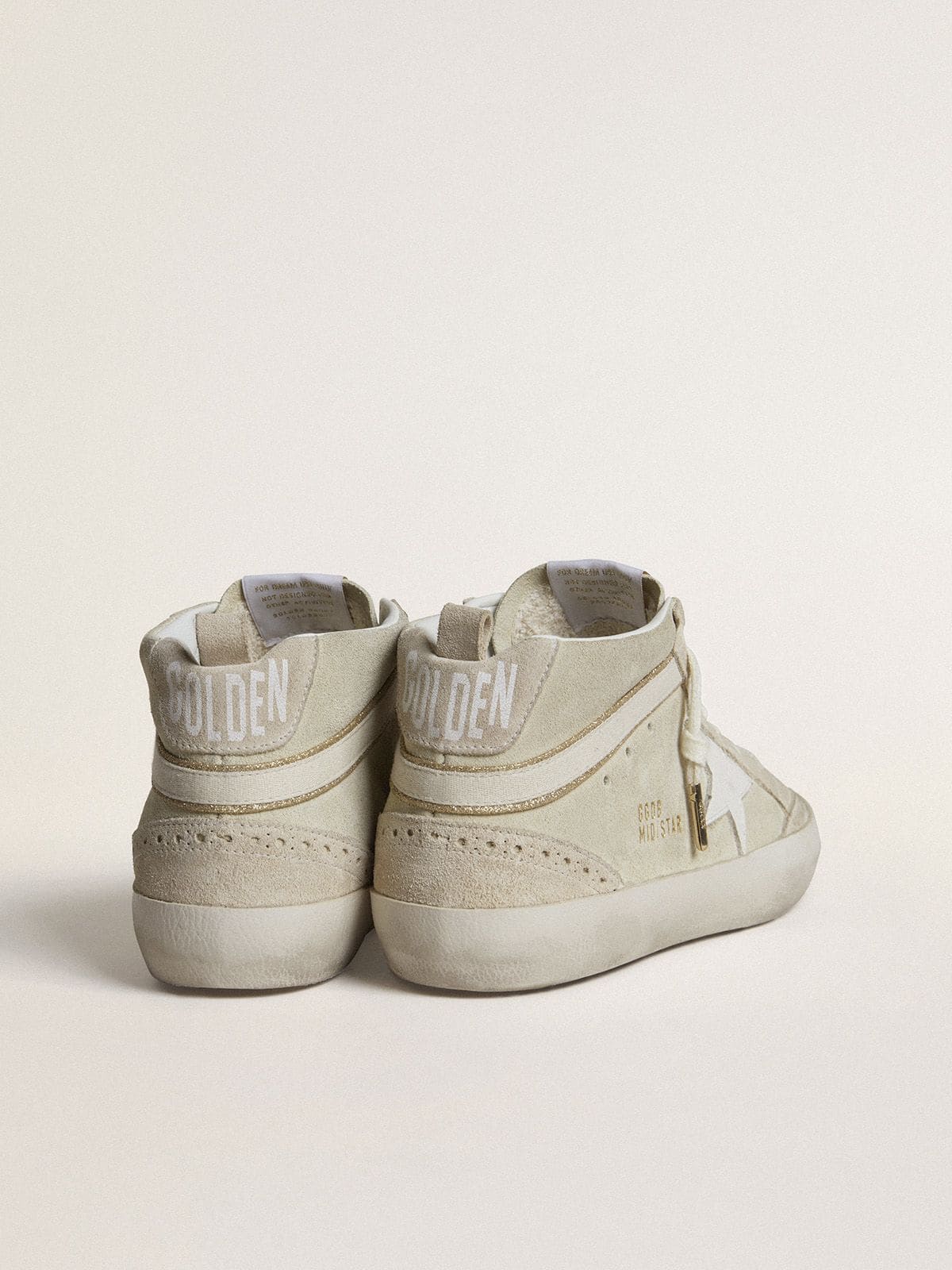 Golden Goose - Mid Star aus hellgrauem Rauleder mit weißem Lederstern  in 