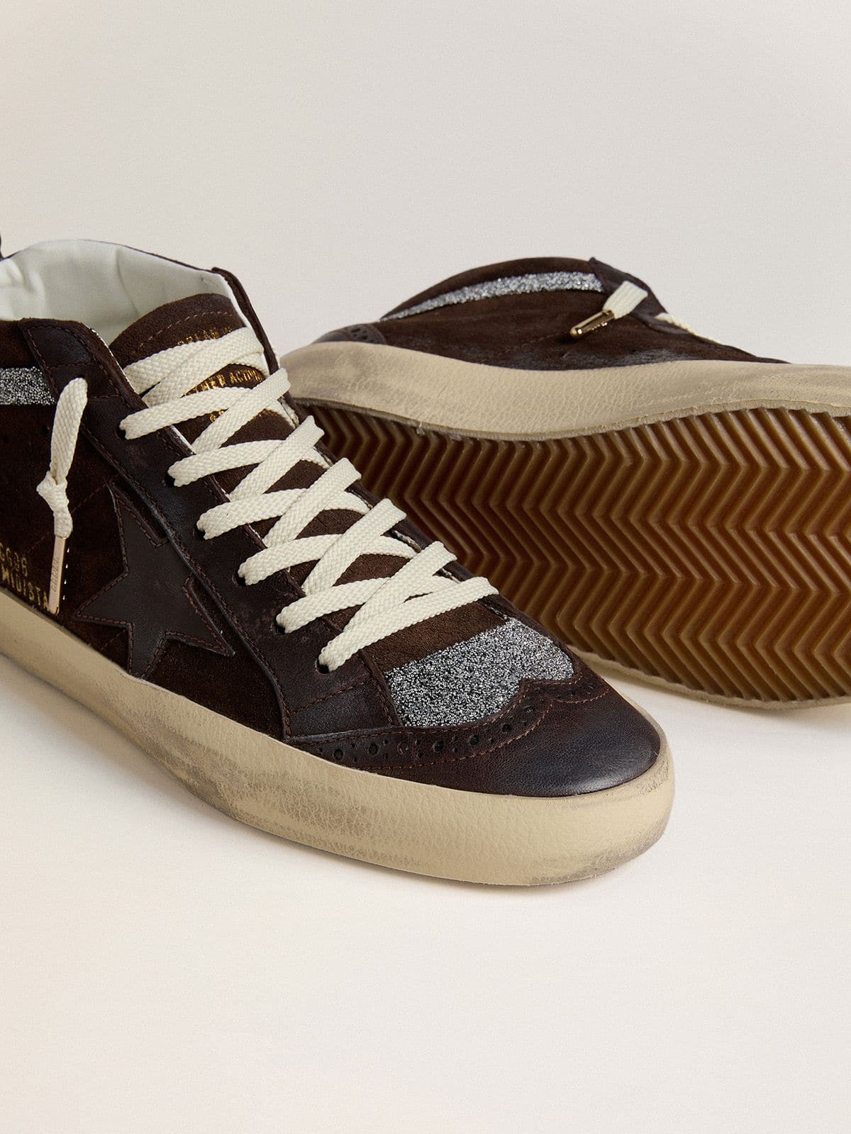 Golden Goose - Mid Star Damen aus braunem Suede mit Stern und Komma aus Swarovski-Kristallen in 