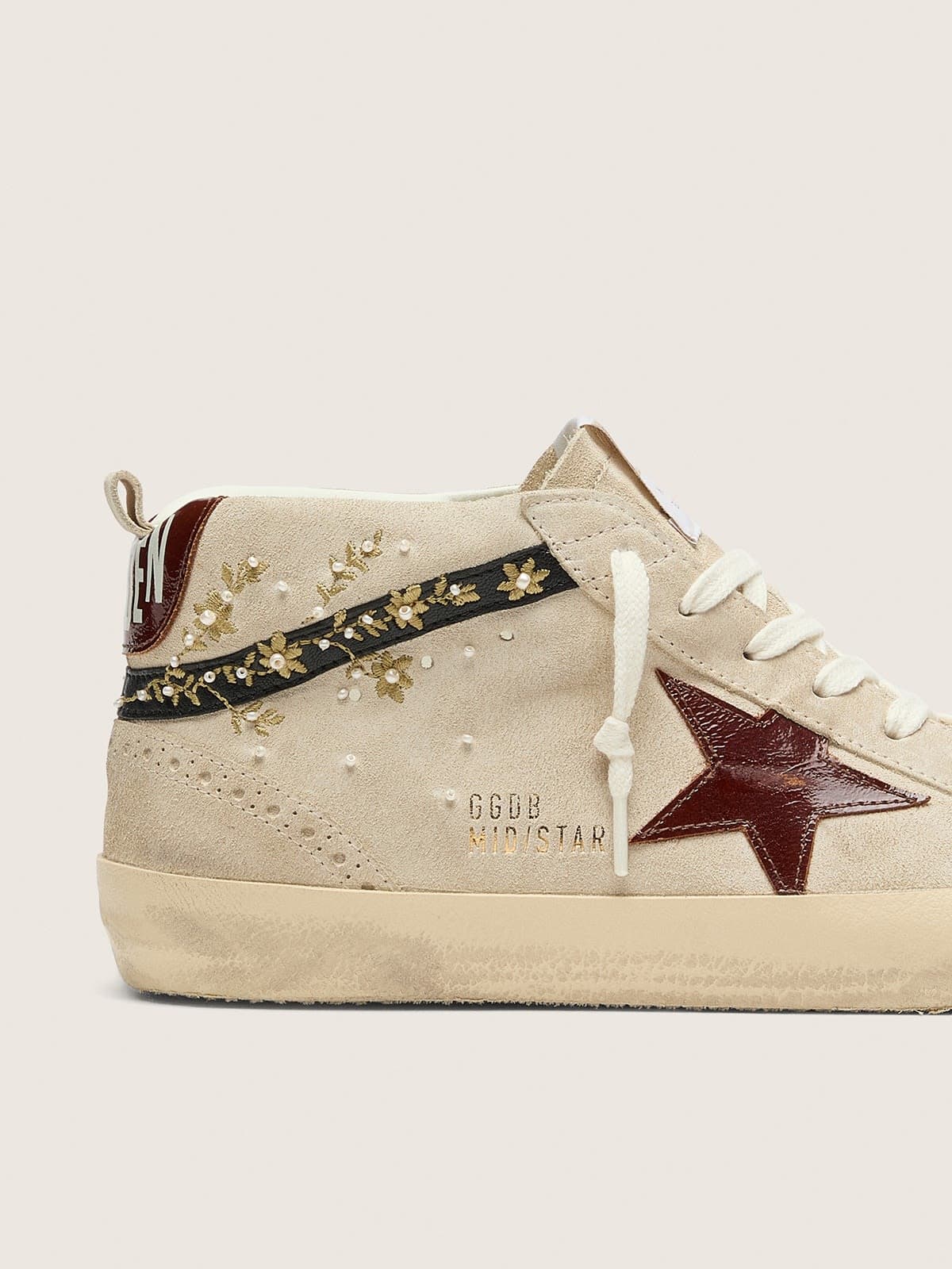 Golden Goose - Mid Star donna in suede perla con stella in pelle burgundy e inserti con ricami e perle in 