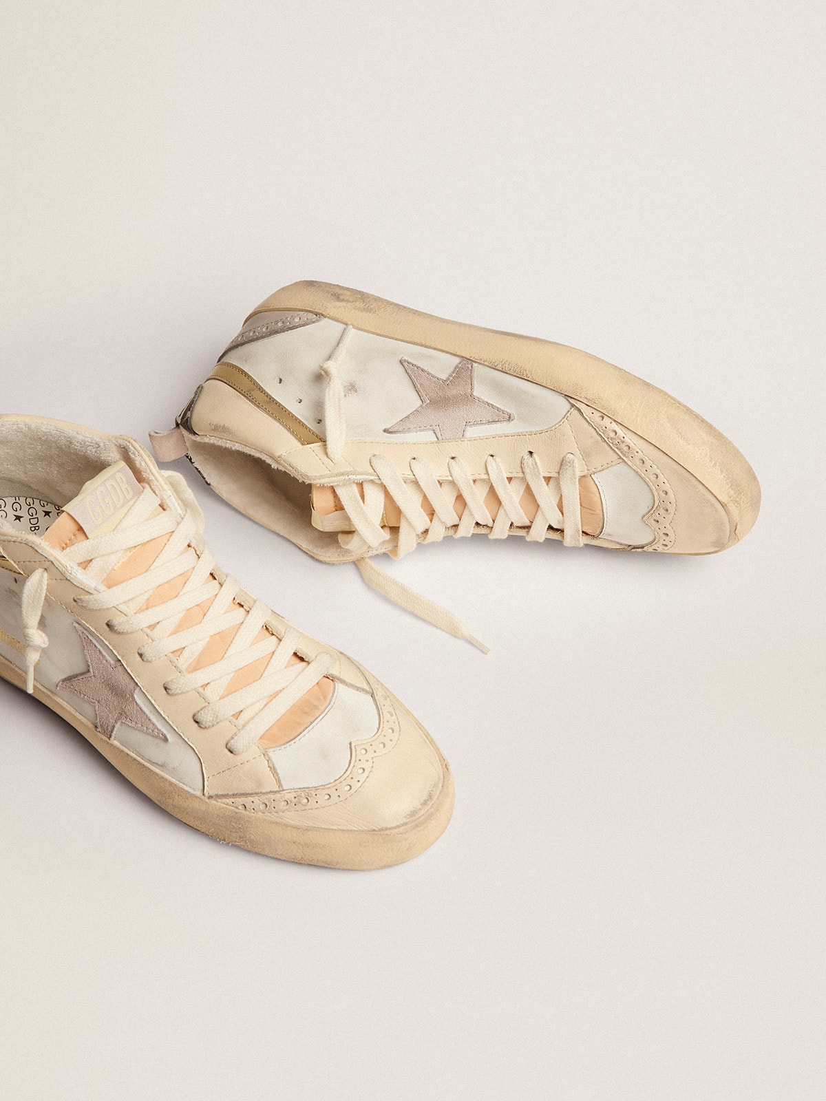 Golden Goose - Mid-Star para mujer con estrella de ante gris claro y destello dorado in 