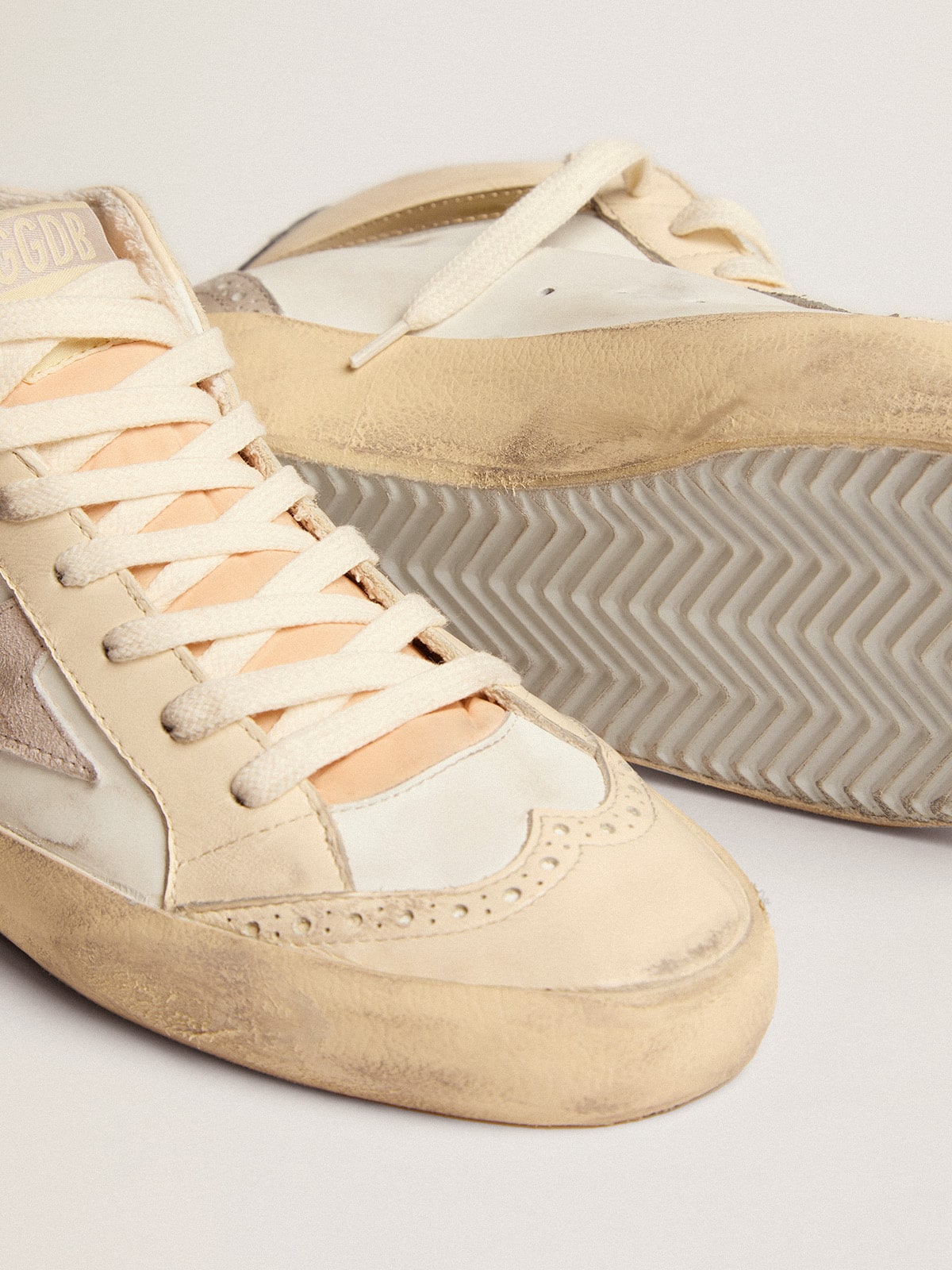 Women s Mid Star with star in light gray suede and gold flash Golden Goose