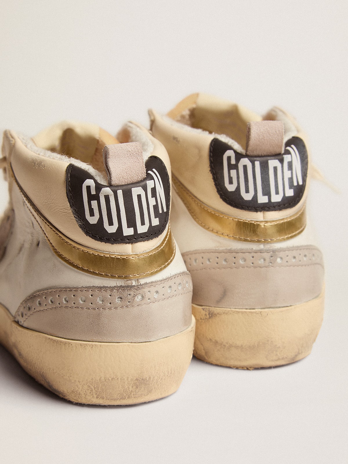 Golden Goose - Mid-Star para mujer con estrella de ante gris claro y destello dorado in 