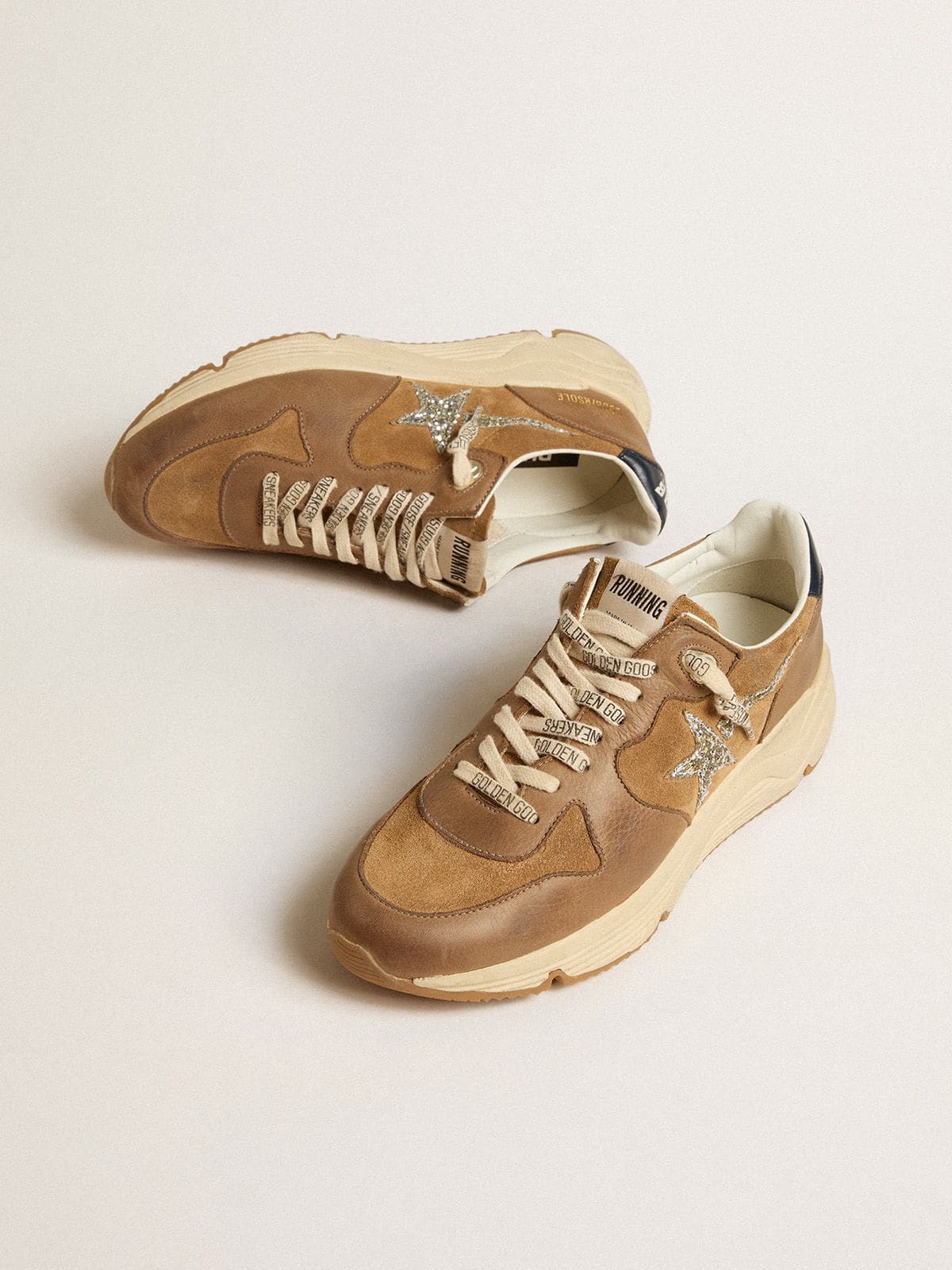 Golden Goose - Running Sole Feminino de napa e suede cor tabaco com estrela de glitter prateado in 