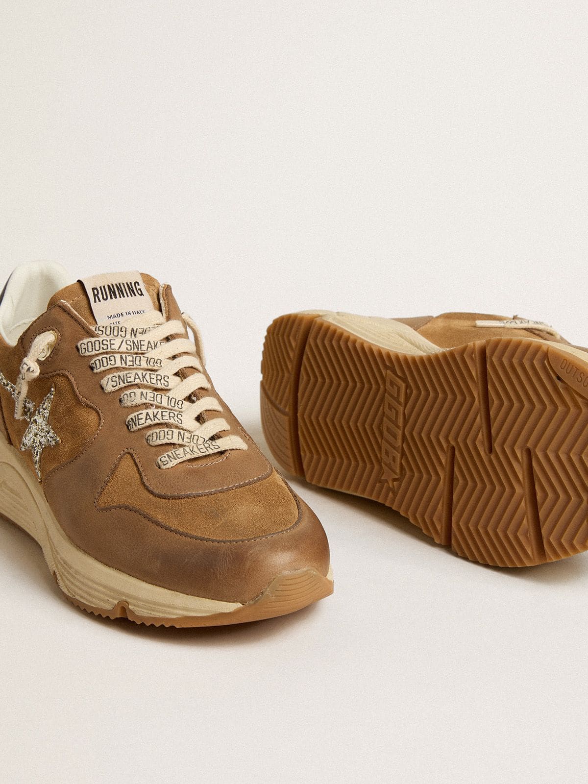Golden Goose - Running Sole Feminino de napa e suede cor tabaco com estrela de glitter prateado in 