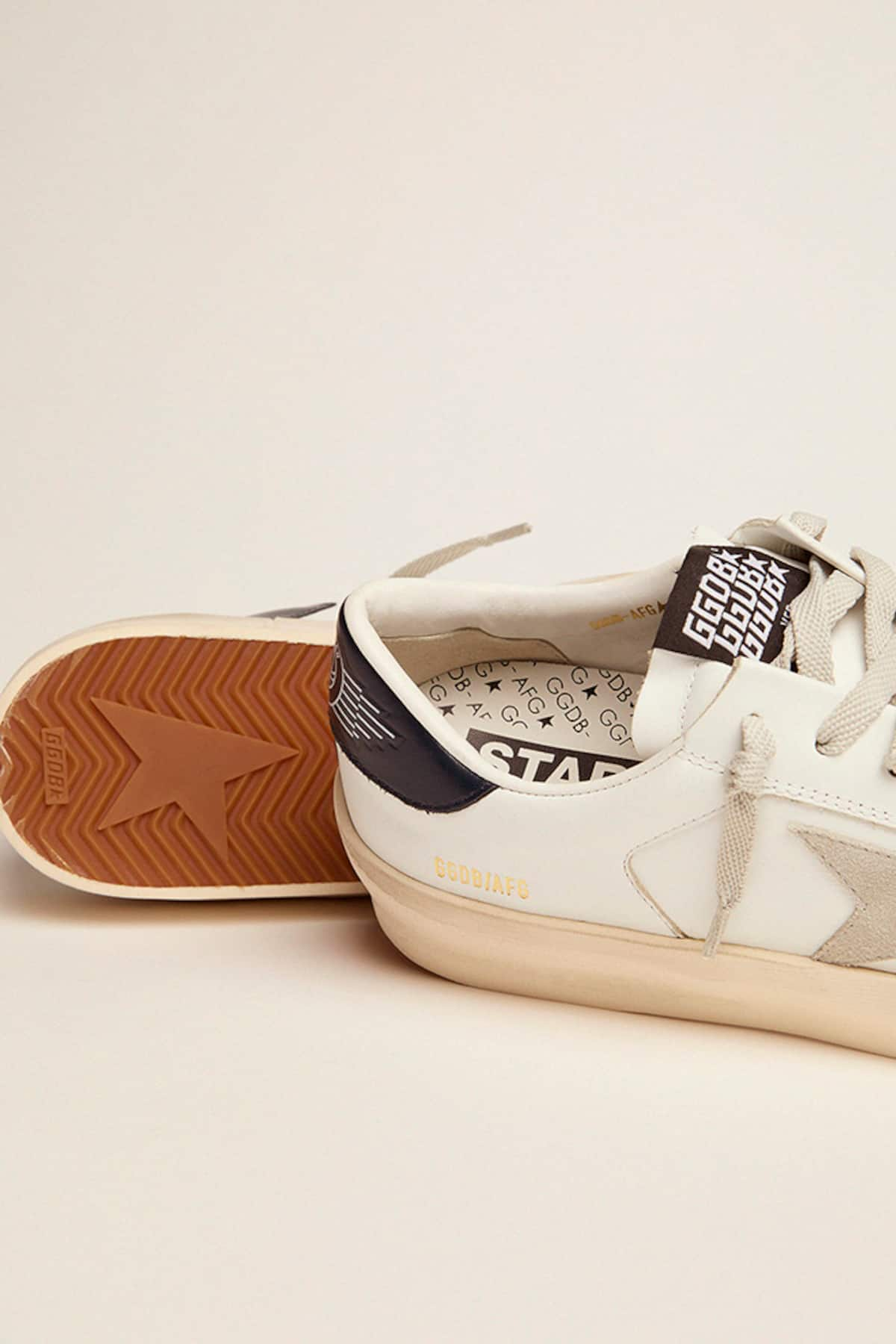 Golden Goose - Stardan Feminino com estrela de suede gelo e talão azul escuro in 