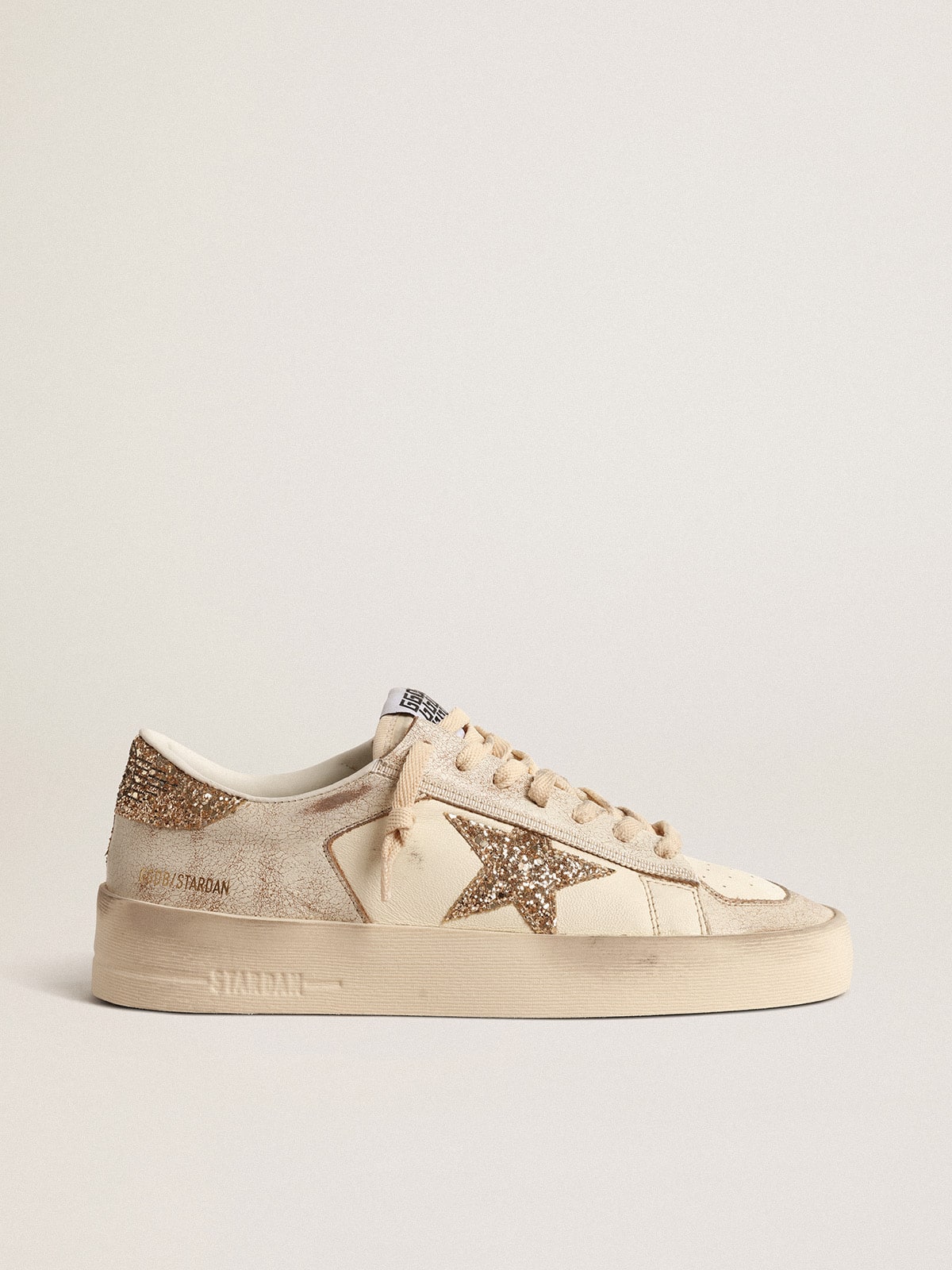 Golden Goose - Stardan de mujer de napa color crudo con estrella y refuerzo del talón con purpurina dorada in 